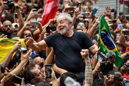 Luis Inácio Lula da Silva tras ser liberado de prisión, en el municipio de São Bernardo do Campo, el 9 de noviembre de 2019.