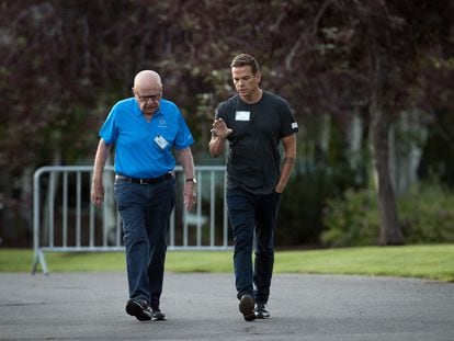 Rupert Murdoch, con su hijo Lachlan Murdoch, en una imagen de 2017.