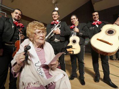 Guadalupe Portillo posa junto a unos mariachis antes de votar, el martes en Los &Aacute;ngeles.