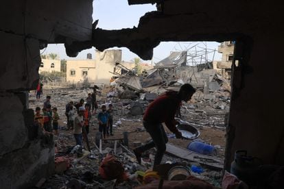 Un hombre palestino recogía algunas cosas de los escombros de un edificio afectado tras el bombardeo israelí en Rafah, en el sur de la franja de Gaza.