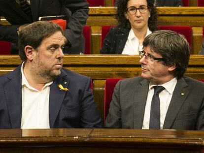 Una imatge d'arxiu de Junqueras i Puigdemont en un ple del Parlament.
