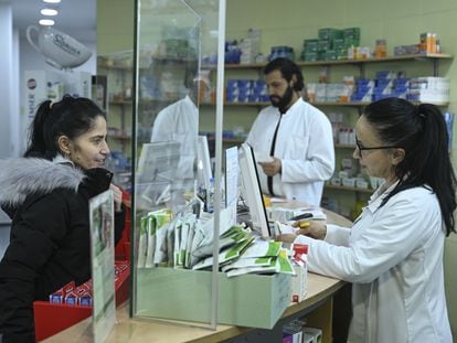 Una empleada atiende a una clienta en una farmacia de Berlín.
