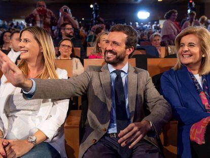 Pablo Casado, junto a la exministra de Empleo Fatima Báñez (derecha) y la  secretaria general del PP castellanomanchego, Carolina Agudo, este domingo en Toledo. 