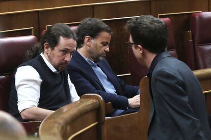 El diputado Íñigo Errejón, de Más País, pasa junto al dirigente de Podemos, Pablo Iglesias.