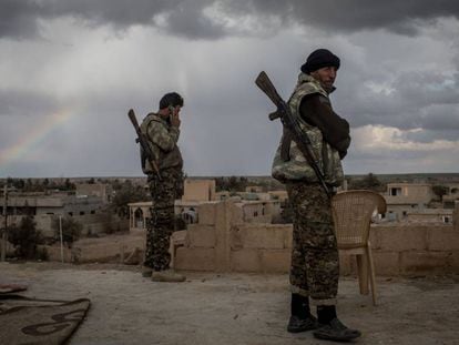 Milicianos de las SDF, este domingo en Bahguz. 