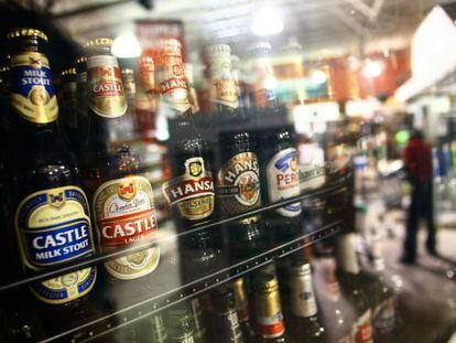 Botellas de cerveza de marcas de SABMiller en una tienda en  Johannesburgo, Sur&aacute;frica.