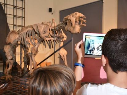 Alumnos del colegio Ramiro de Maeztu probando el videojuego.