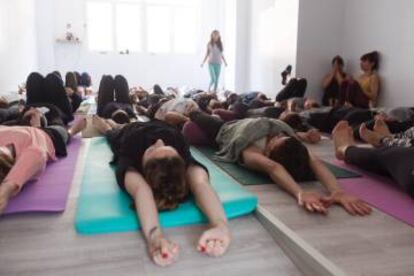 Clase de yoga en el centro OmShala, en Tarifa.