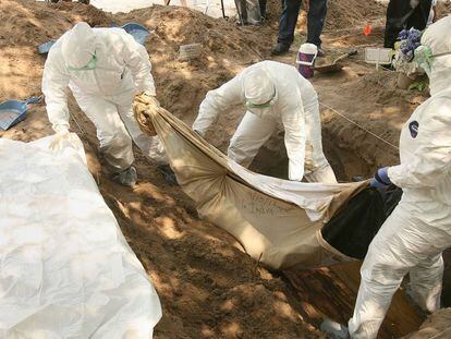 Un equipo forense exhuma un cuerpo en Texas. 