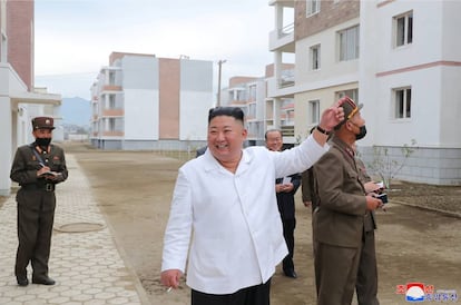 Kim Jong Un, cigarrillo en mano, inspecciona unas obras en el condado de Kimhwa el pasado 1 de octubre.
