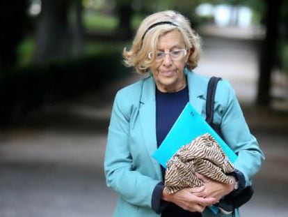 Manuela Carmena anant aquest dilluns cap a l'Ajuntament en el seu primer dia de feina.