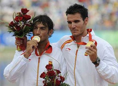 Carlos Pérez y Saúl Craviotto posan con las medallas de oro en el podio.