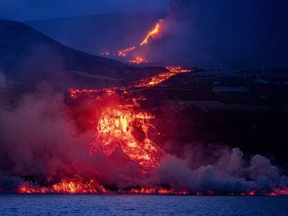 La colada de lava proveniente del volcán de La Palma se precipita por acantilado de 100 metros, este miércoles.