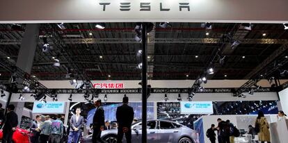Personas visitando un stand de Tesla en una feria en Shanghai, China