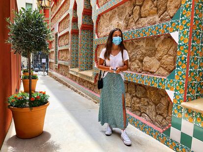 Una chica durante su visita a la Casa Vicens.