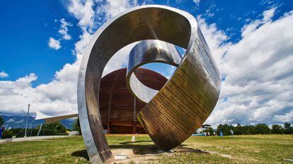 Escultura en el CERN de Ginebra, obra de Gayle Hermick.