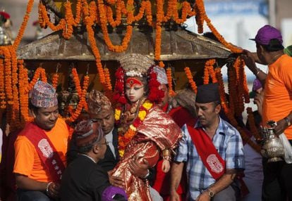 Matina Shakya, de ocho años, fue elegida Kumari real de Basantapur a los tres. Desde entonces solo pisa la calle una vez al año. En la imagen, el festival Indra Jatra, en octubre de 2013.