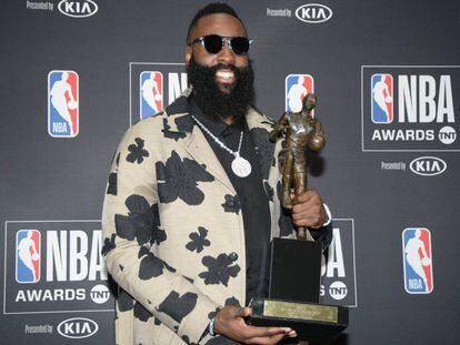 James Harden, con el premio al MVP.