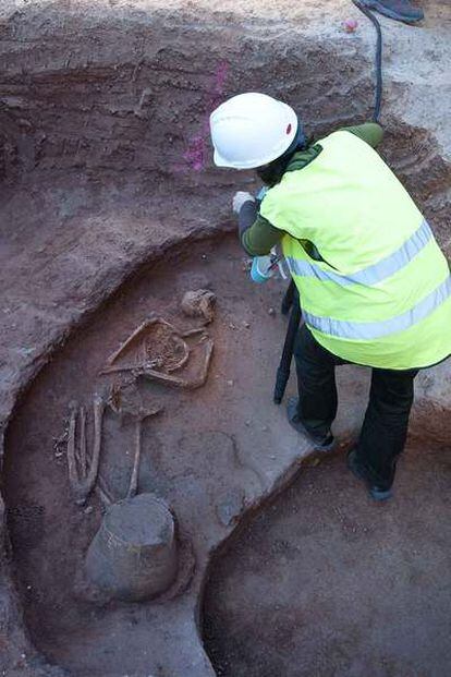 Una arqueóloga escanea los restos humanos de 6.000 años de antiguedad, al parecer de una mujer, hallados en la plaza de la Gardunya de Barcelona.