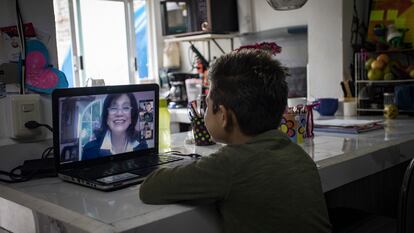 Un niño saluda a su maestra y sus compañeros durante una clase en línea, en Ciudad de México, el 24 de agosto de 2020.