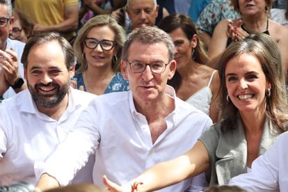 El presidente del Partido Popular de Castilla-La Mancha, Paco Núñez; el líder del Partido Popular, Alberto Núñez Feijóo, y la candidata número uno del PP al Congreso por Ciudad Real, Carmen Fúnez, en un mitin en Ciudad Real este martes.