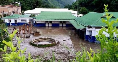 Fotografía cedida por la Fuerza Aérea Colombiana de un sector del municipio de Salgar después de una avalancha este lunes 18 de mayo de 2015, en el departamento de Antioquia, al noroeste de Colombia. Al menos 33 personas murieron y hay un número indeterminado de desaparecidos por una avalancha producida hoy por el desbordamiento de una quebrada en Salgar, según confirmó a Efe una fuente oficial. "La última cifra oficial entregada por el Dapard (Departamento Administrativo de Prevención, Atención y Recuperación de Desastres) es de 33 muertos y un número no identificado de desaparecidos, pero puede ascender a más", dijo un portavoz de la Gobernación de Antioquia, departamento al que pertenece Salgar.