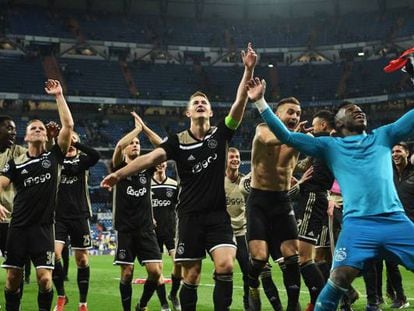 Jugadores del Ajax celebran la victoria anoche en el Bernabeu.