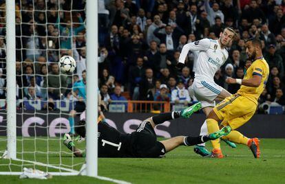 Gareth Bale lanza el balón a portería.