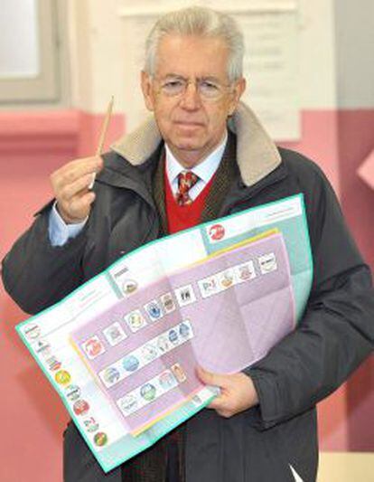 El primer ministro, Mario Monti, se prepara para votar en las elecciones generales en un colegio electoral de Milan.