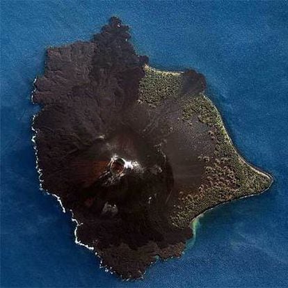 El volcán Krakatua en Indonesia, captado por el satélite GeoEye.