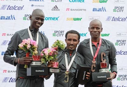 El etíope Fikadu Kebede (c) ganó el maratón de la Ciudad de México  con un tiempo oficial de 2:17:28.