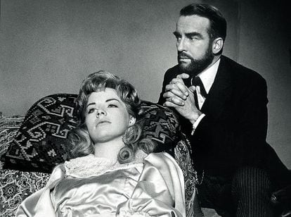 En Freud, pasión por un sueño (John Huston, 1962), Monty Clift interpretaba a un Freud que trataba a una paciente (Susannah York) que, como nosotros, existiendo la cerveza, se negaba a beber agua.