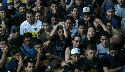 Aficionados de Boca Juniors ven la final de la copa Libertadores en Buenos Aires.