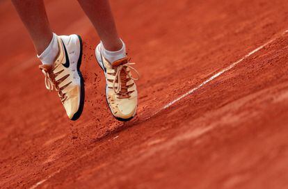 La tenista rusa Maria Sharapova se enfrenta a la croata Donna Vekic durante su partido de segunda ronda del torneo de tenis Roland Garros en París (Francia).