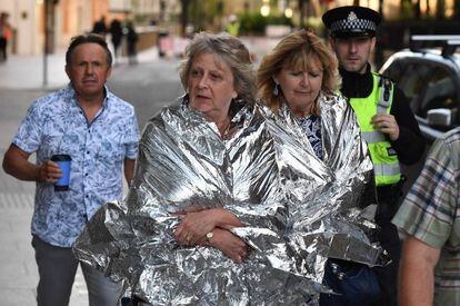La policía acompaña a peatones en las inmediaciones del ataque de Londres, el 4 de junio.