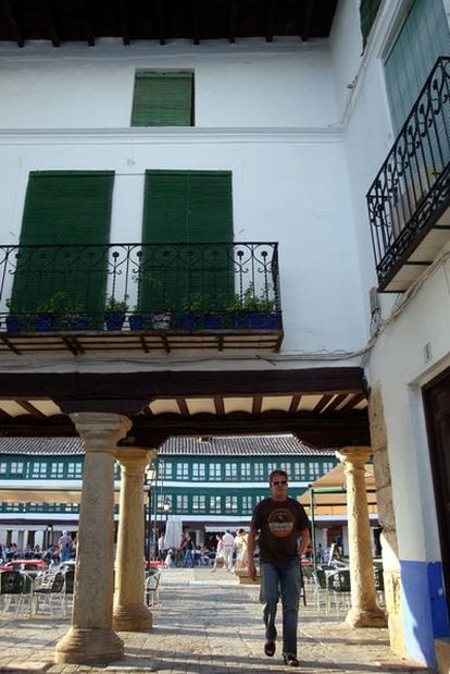 Callejón entre casas chatas y blancas de Almagro que conduce a la Plaza Mayor
