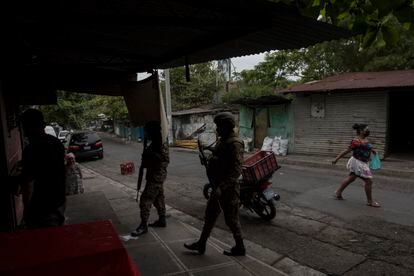 El ejército en el interior de la comunidad 22 de Abril, del municipio de Soyapango.