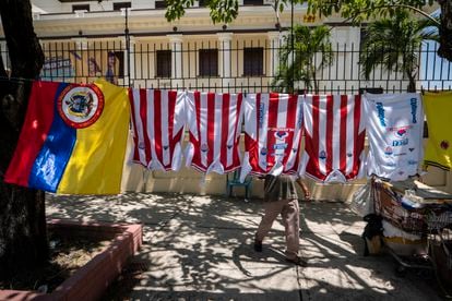 Camisas del club deportivo Junior, propiedad de la familia Char, en las calles de Barranquilla.