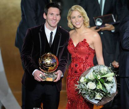 Messi, con un traje de terciopelo morado de Dolce & Gabbana, junto a Shakira después de ganar su tercer Balón de Oro en 2012.