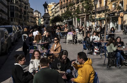 Clientes sin mascarilla en las terrazas de la plaza de Cascorro la tarde de este viernes.