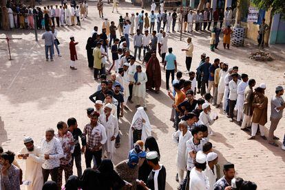 Votantes hacen cola para entrar a un colegio electoral, durante la primera fase de las elecciones generales, este viernes en Kairana, en el norteño estado indio de Uttar Pradesh.
