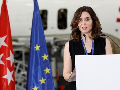 La presidenta regional, Isabel Díaz Ayuso, en el acto inaugural del hangar de Swiftair en el aeropuerto Adolfo Suárez Madrid-Barajas.