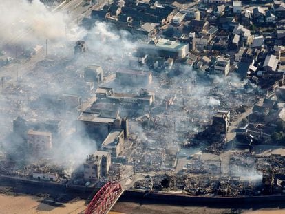 Una vista aérea tomada este 2 de enero de 2024 muestra los daños causados por el terremoto del día anterior en el municipio de Wajima, en el centro de Japón.