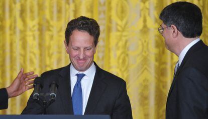 El jefe del Tesoro, Geithner (de frente), y su pr&oacute;ximo sucesor, Jack Lew.