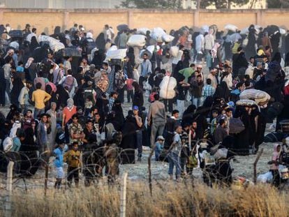 Sirios tratan de cruzar la frontera por Tel Abiad.