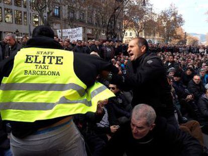 Un periodista de EL PAÍS ha sido agredido durante una asamblea del sector del taxi