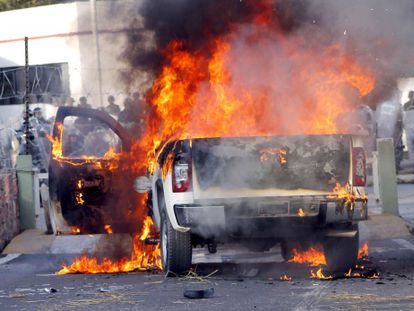 Cami&oacute;n incendiado por manifestantes en Chilpancingo, Guerrero, este lunes, 12 de enero.
