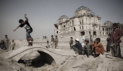 Un grupo de chavales practicando 'skate' en Afganistán.