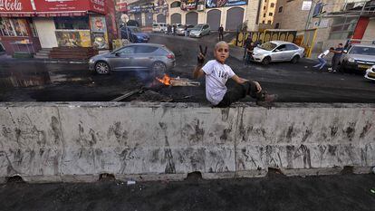 Un niño hace el símbolo de la victoria en una calle bloqueada en Ramalah tras las últimas protestas contra la ocupación israelí, el 18 de octubre de 2022.