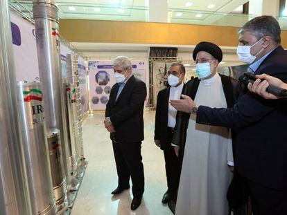 El presidente de Irán, Ebrahim Raisí, en abril, durante una visita a una instalación nuclear en Teherán.